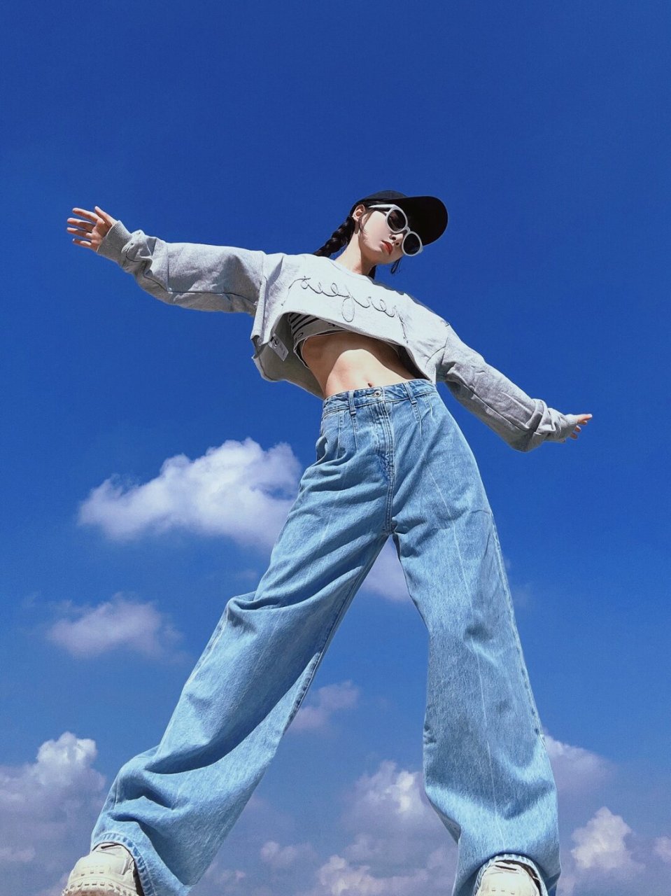 天空自由感拍照姿势  在晴朗的日子里,让我们一起对着天空拍摄,感受