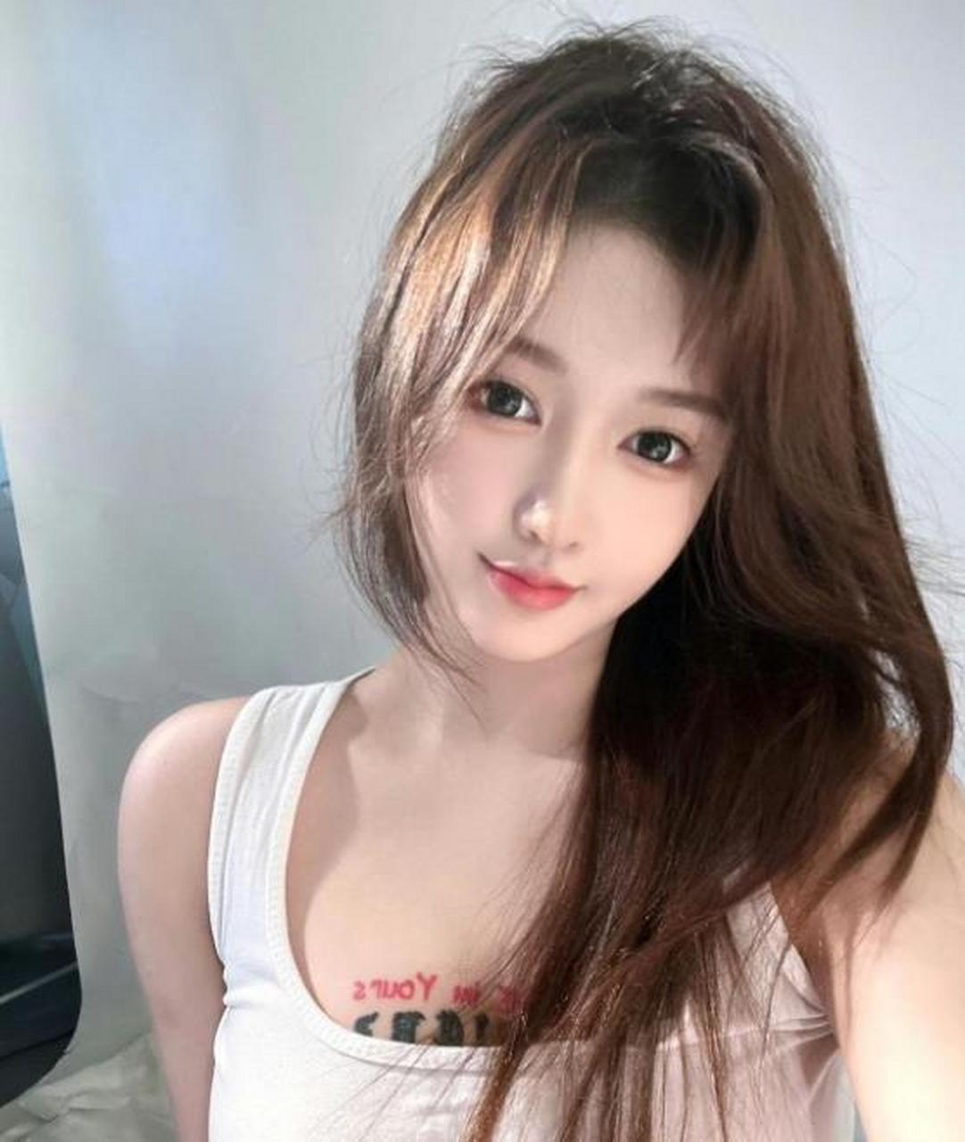 有没有人能认出小姐姐胸上纹的是什么啊?