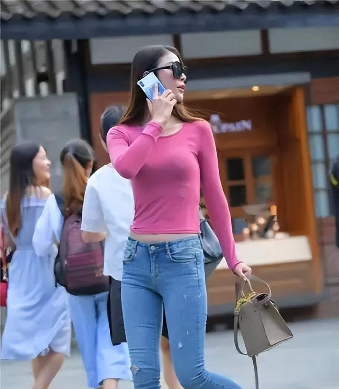 休闲百搭的破洞牛仔裤,配粉色打底衫,你喜欢这种清爽的造型吗?