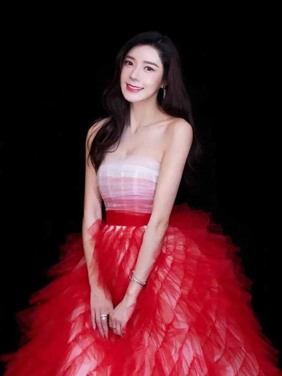 美丽性感迷人的女神周韦彤.