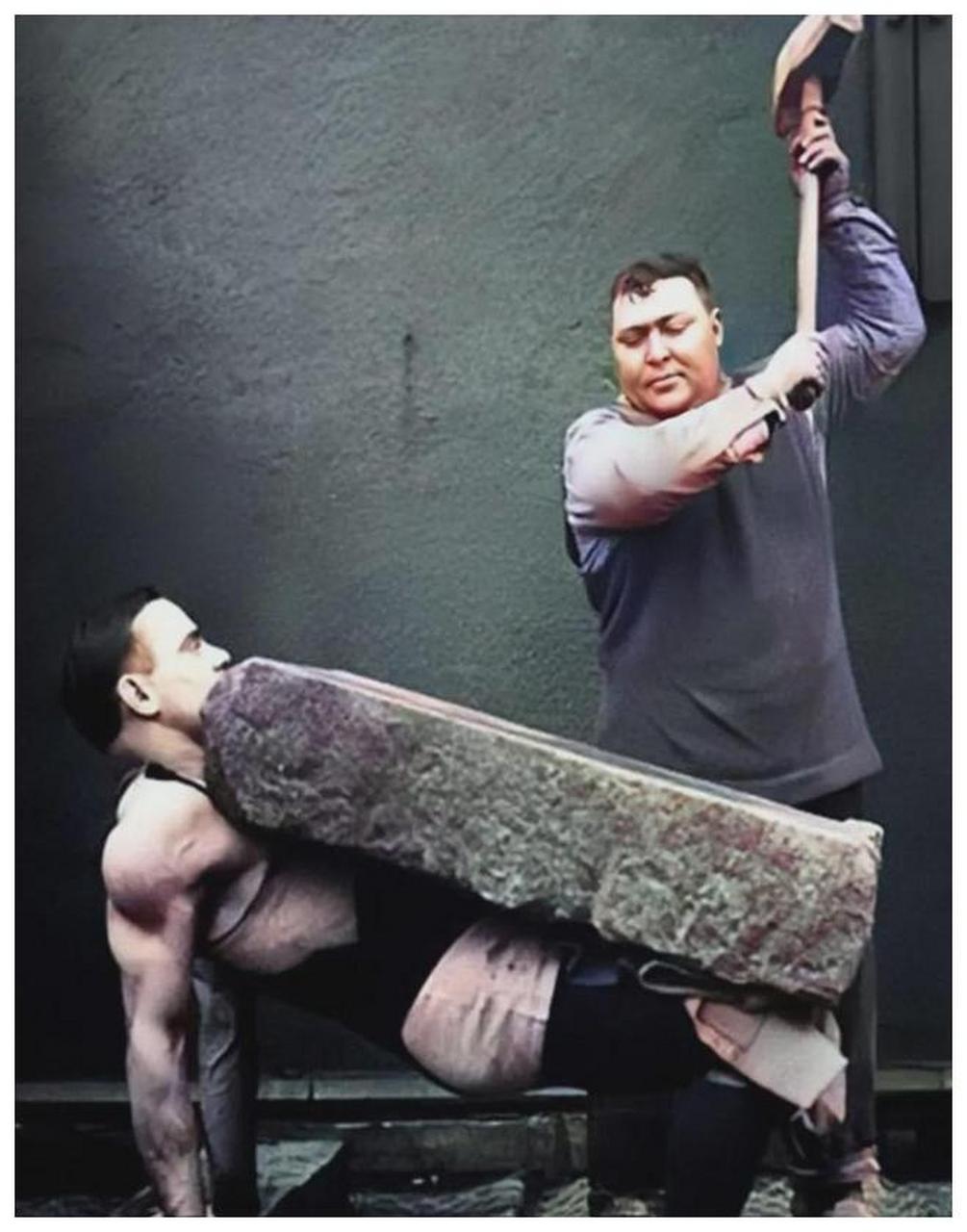 记录了两名江湖好汉表演胸口碎大石的情景