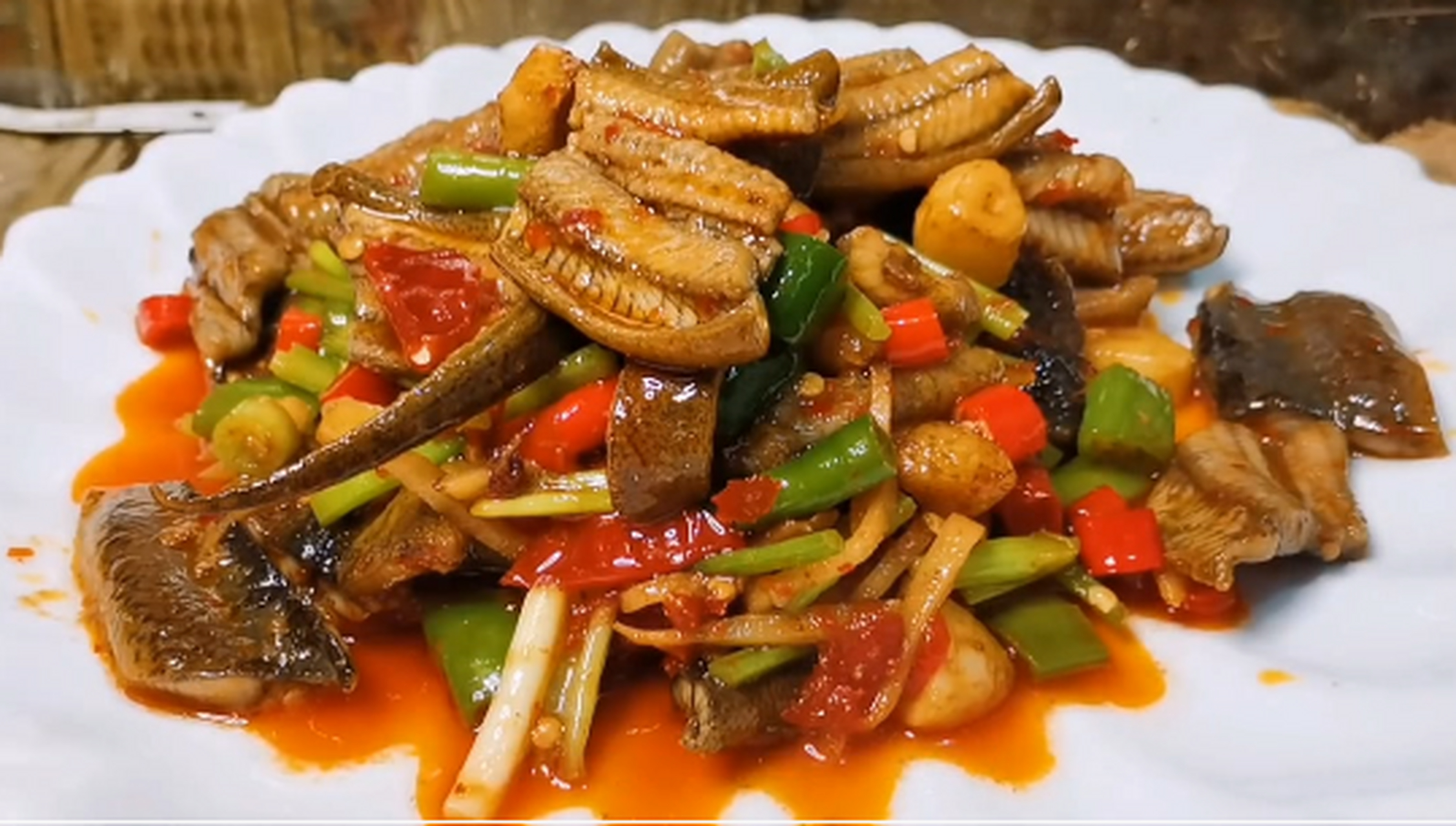 泡椒鳝鱼         我们将鳝鱼清洗干净过后改刀切成段,宰好的鳝鱼我们