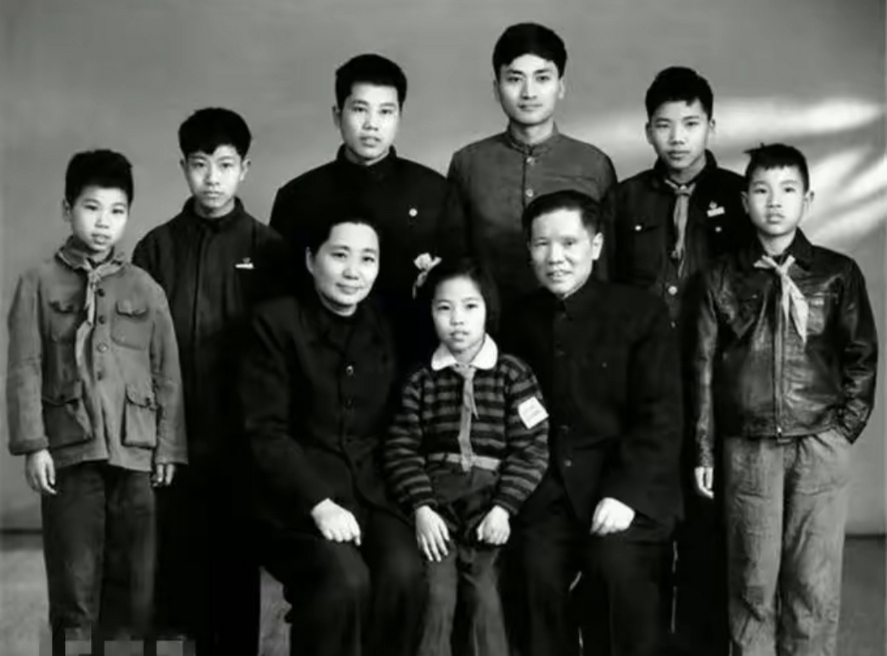 上将·朱良才的张珍贵全家福照片中有他的妻子李开芬,儿子·朱庶民