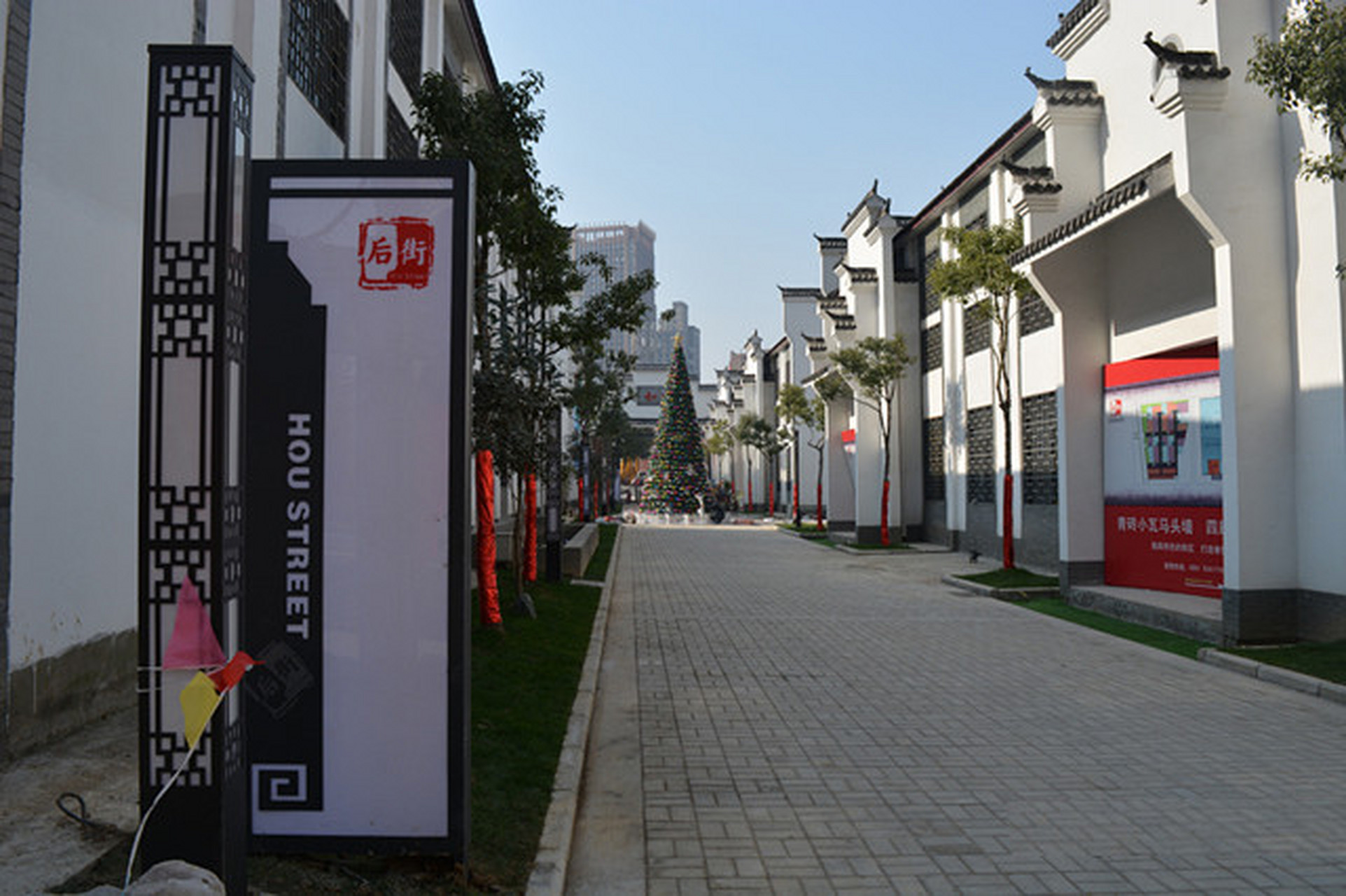 "北京有后海,合肥有后街",正如后海沉淀了老北京的文化记忆一样,庐城