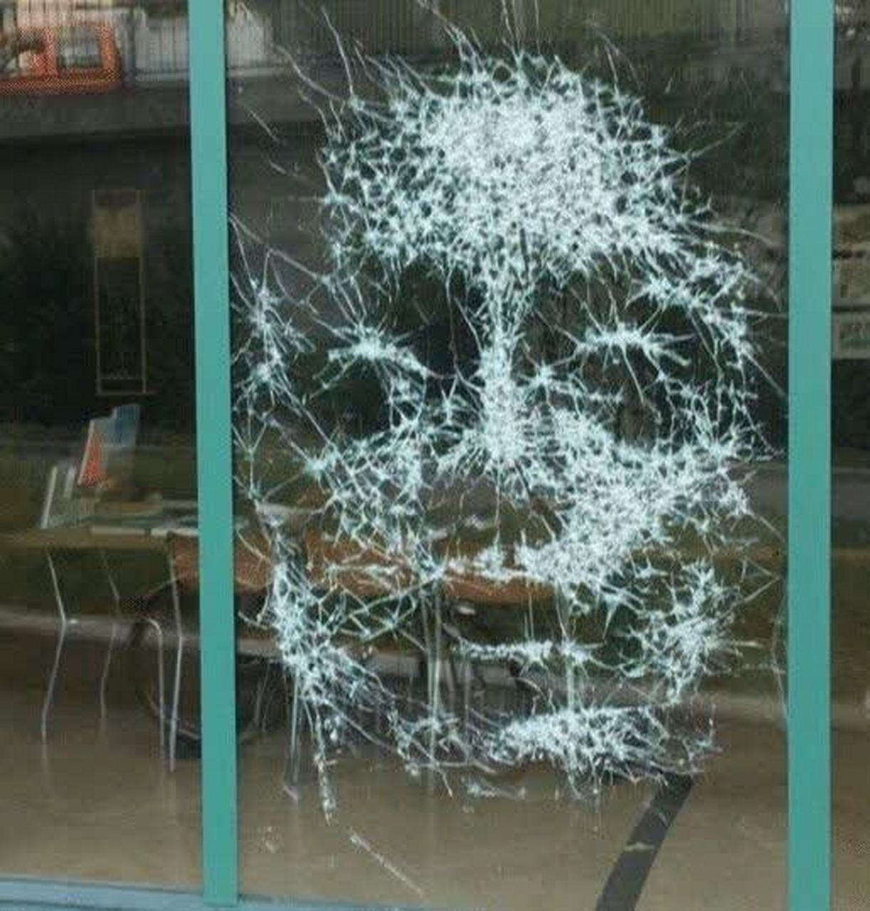 不小心把店里的玻璃打碎了,我要赔钱吗?  #宝宝笑咖创作团#[尬笑]