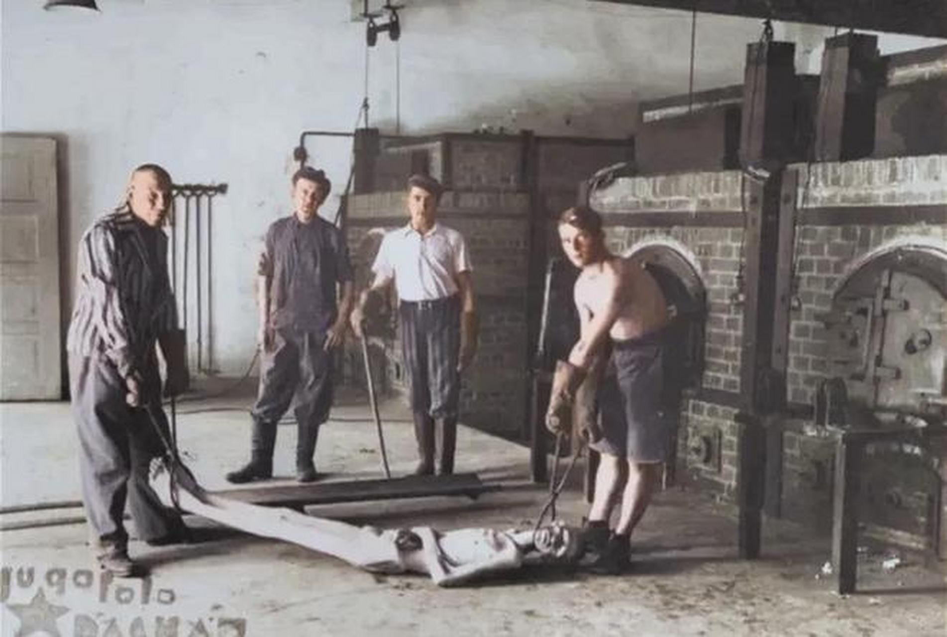 在二战时期的达豪集中营,一名犹太男子的尸体被德国士兵处理.