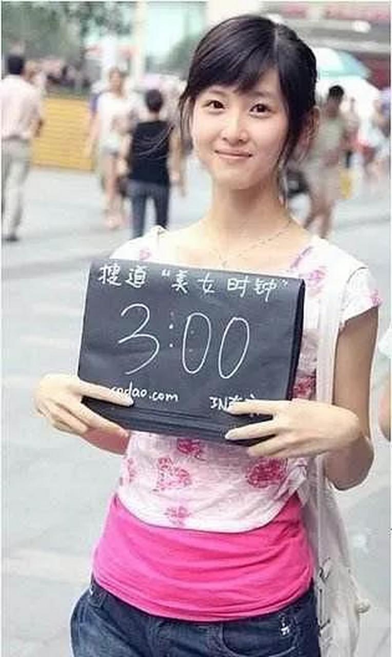 领动计划# 章泽天的"美女时钟",不过,这个拉着章泽天手的男生是谁呢?