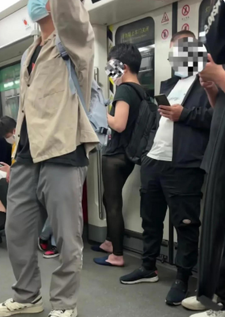 早上起的比较早,黑灯瞎火的把老婆的芭比裤穿身上了,我只想说俩个字