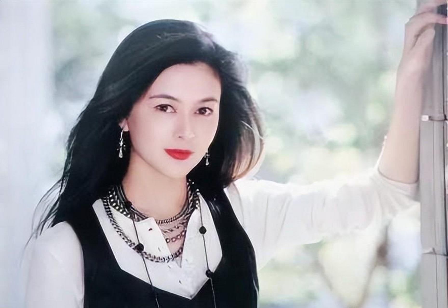 关之琳谈李连杰,李连杰的独孤九剑很厉害,任盈盈的武器是长鞭 关之琳