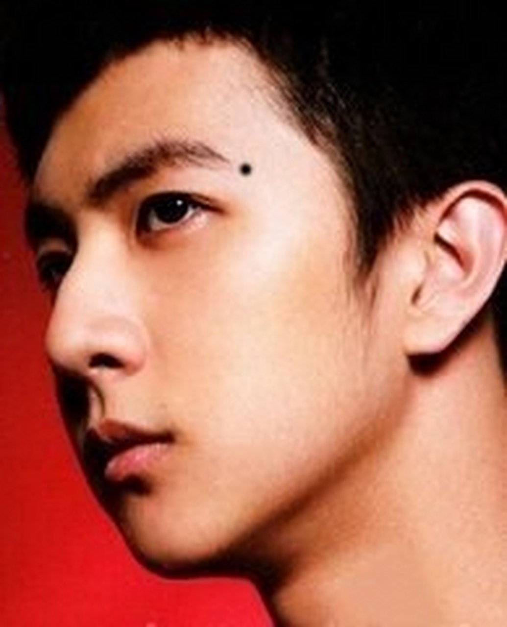 面相#桃花运旺的男人面相眉尾有痣的男人男人眉尾处有痣,又叫"喜上