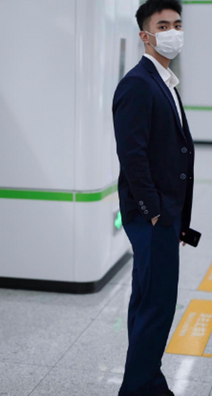 地铁上遇到的西装帅哥,正装帅哥在地铁上蛮常见的嘛,遇到好多个了