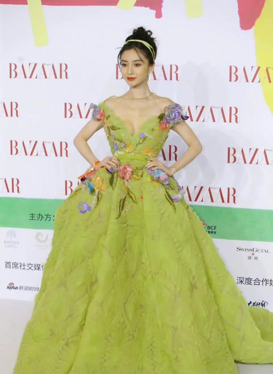 gif创作人# 2021芭莎慈善夜明星的红毯秀,杨幂挽着陈伟霆的手走忱来