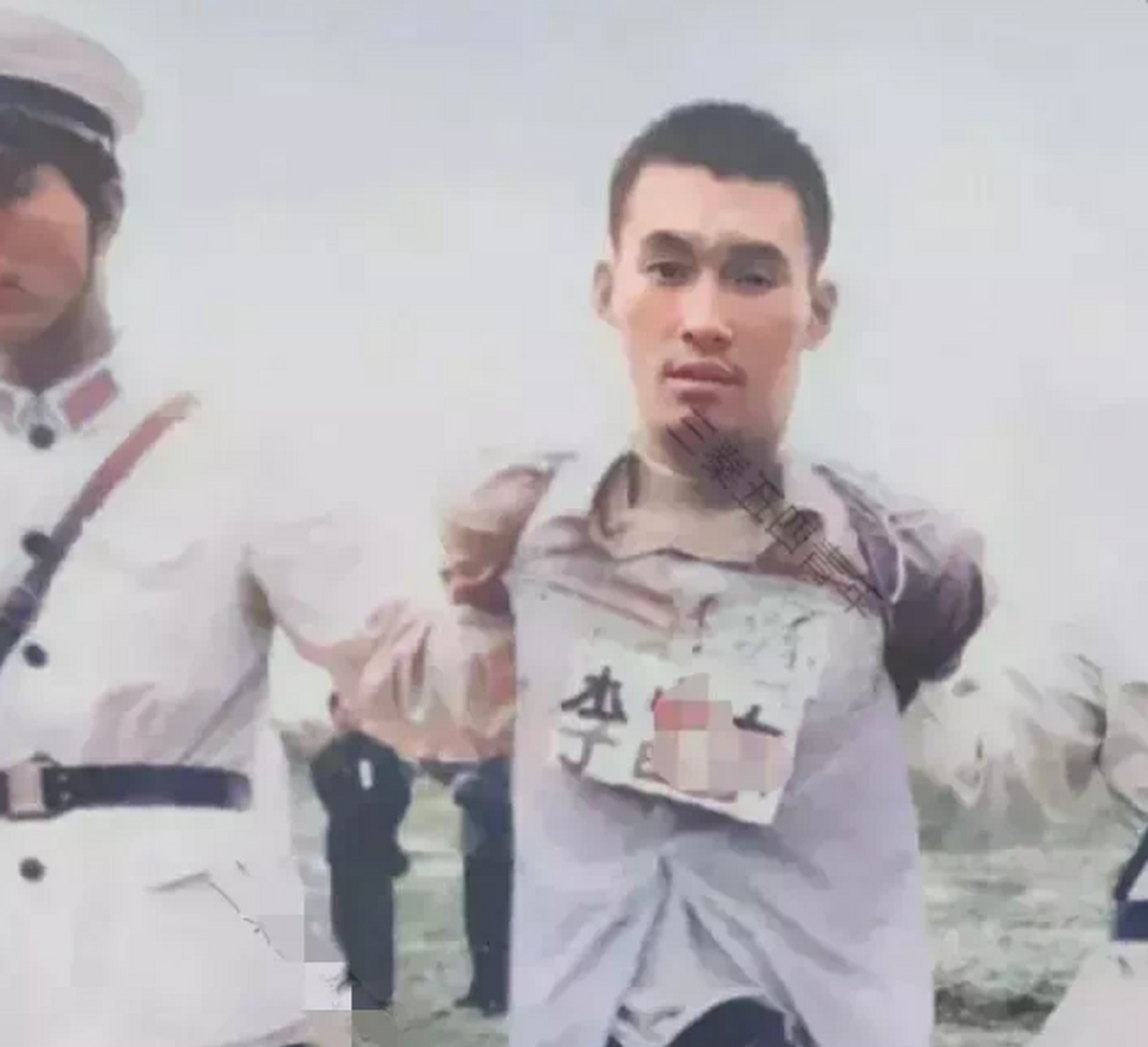 辽宁沈阳,年仅20岁的高考落榜生李富东,被五花大绑的押至刑场,这是他