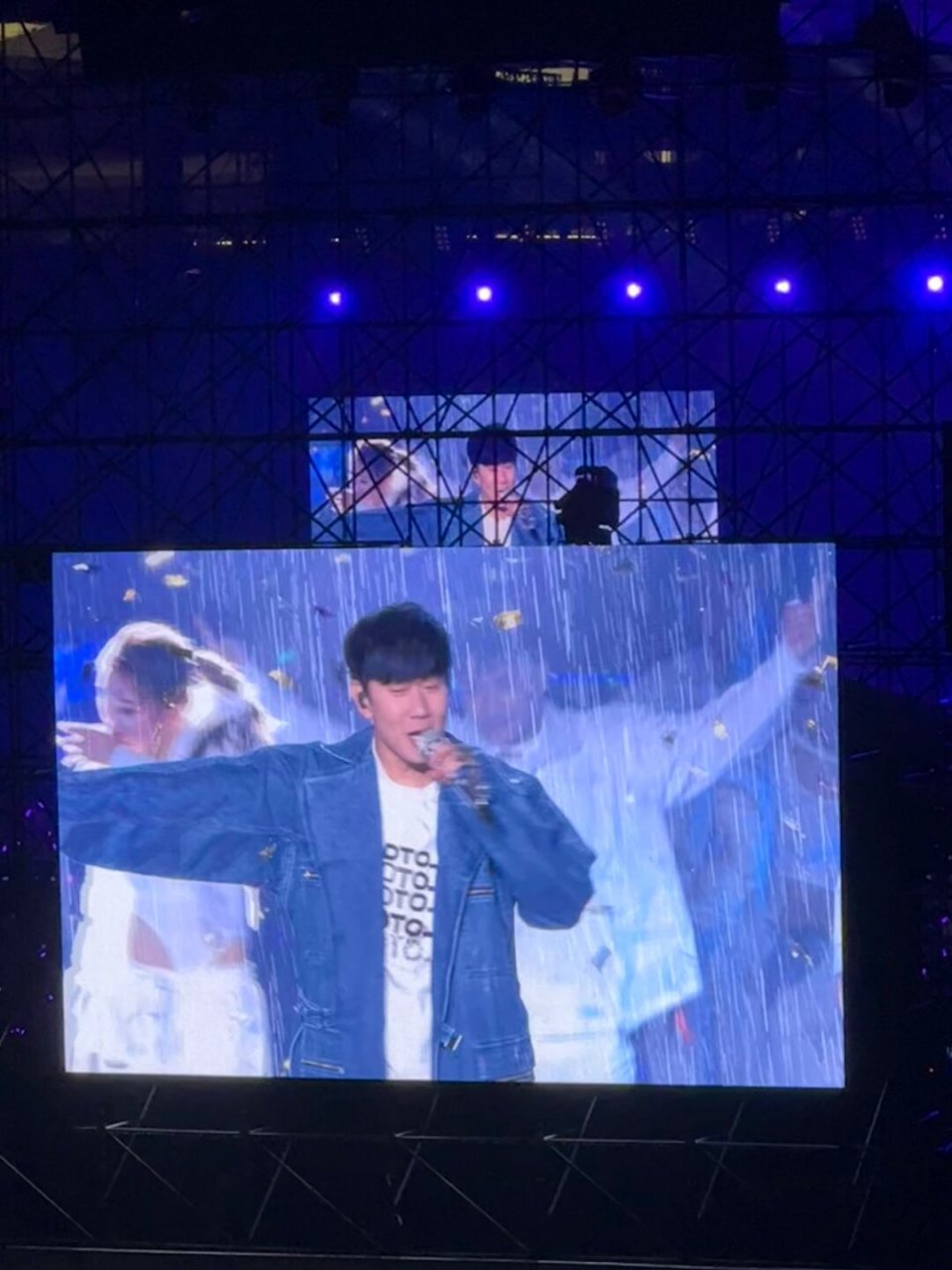 林俊杰演唱会的难忘瞬间  那天,我奶茶喝多了,就想着去上个厕所.