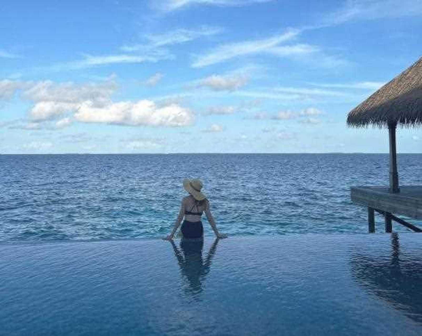 阔太曾馨莹带家人去度假,她穿着泳衣在大海里美成了一幅画,还有家人也