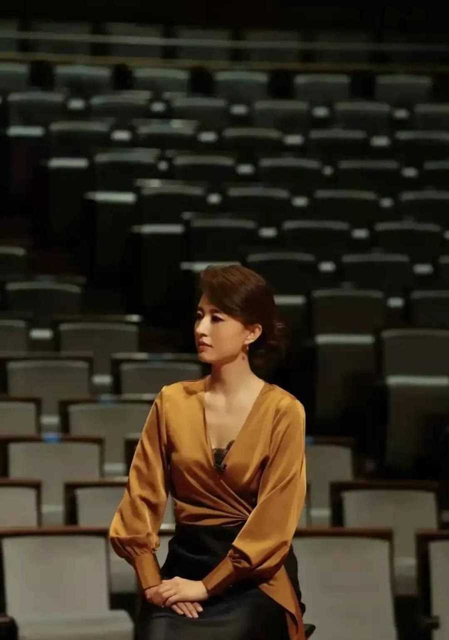 张蕾穿香槟色真丝衬衫搭配黑色半身长裙,简约又知性.