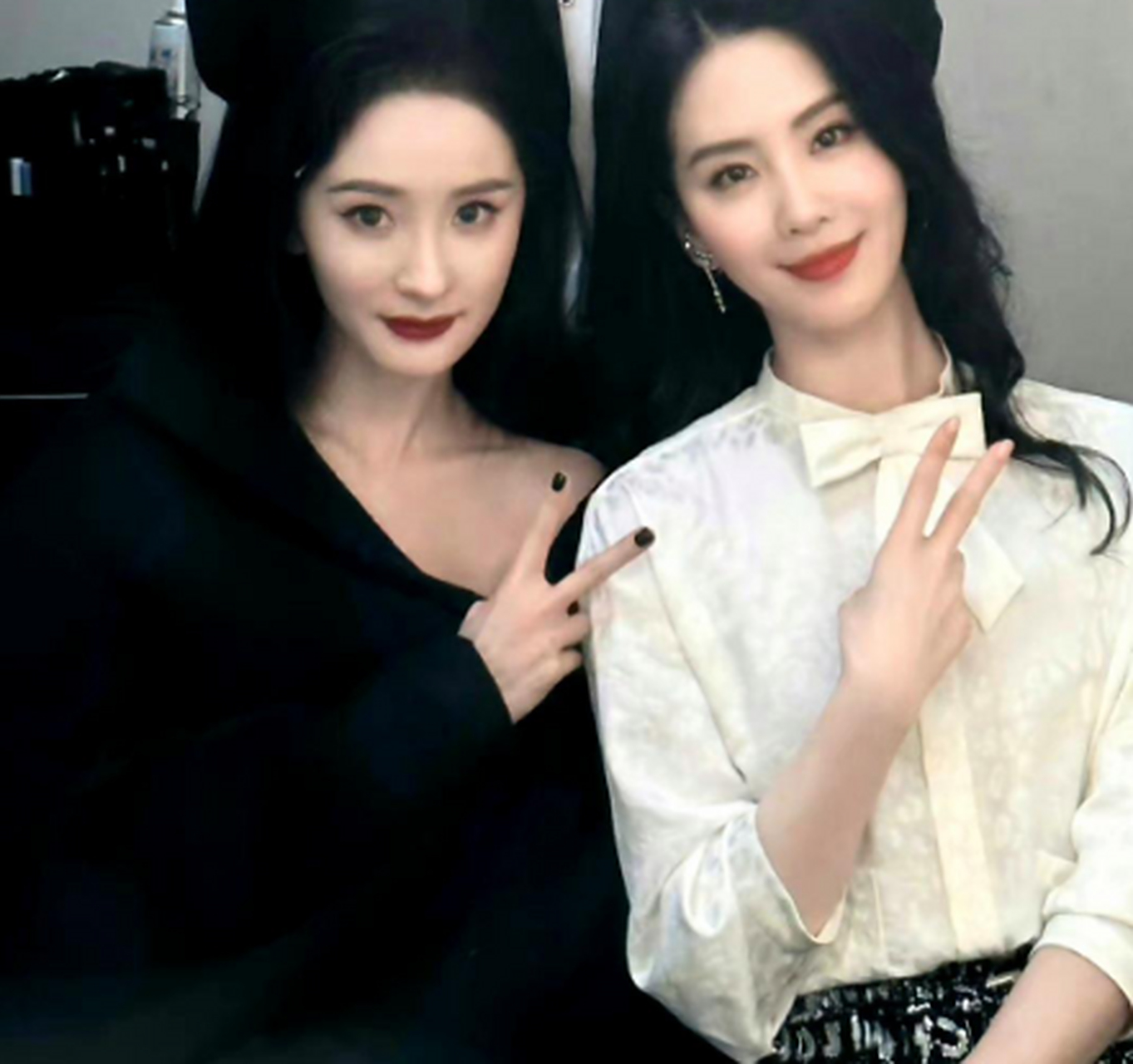 杨幂刘诗诗仙剑三亲吻旧照,那时候的感情真好呀.