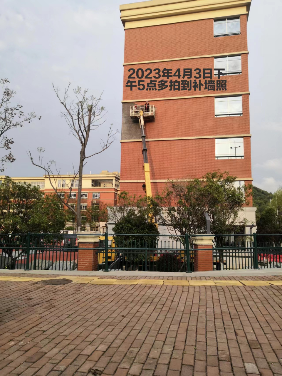 小学外墙砸中4名学生一人icu# 长沙市长郡月亮岛第三小学教学楼外墙