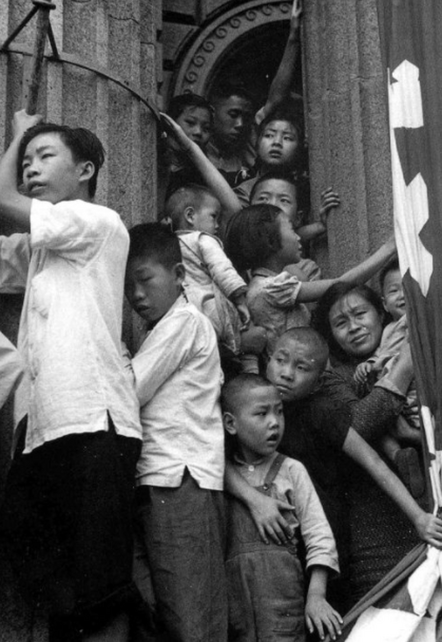 这是1949年,解放军入广州城时拍摄的照片.