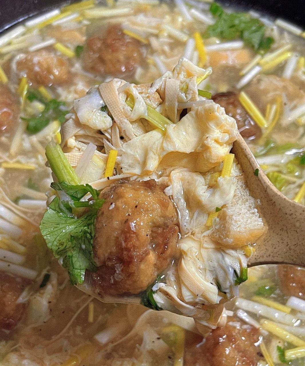 中午做了酸辣丸子汤,酸辣开胃暖身又暖胃[鸡蛋]今天降温20度,一夜入冬