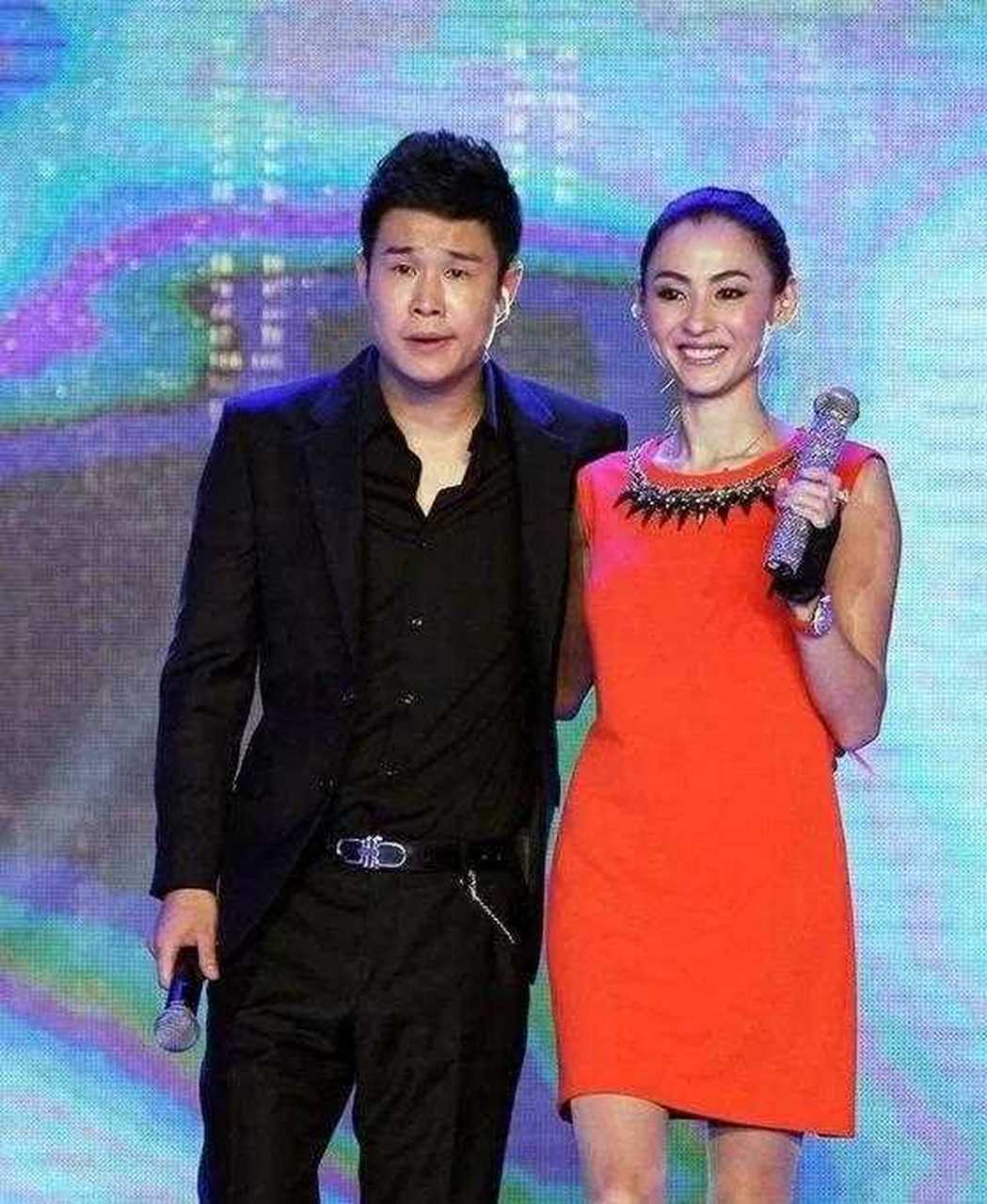 张柏芝和小沈阳曾经同台演唱的画面,看上去真是很浪漫呢∽ 张柏芝手捧