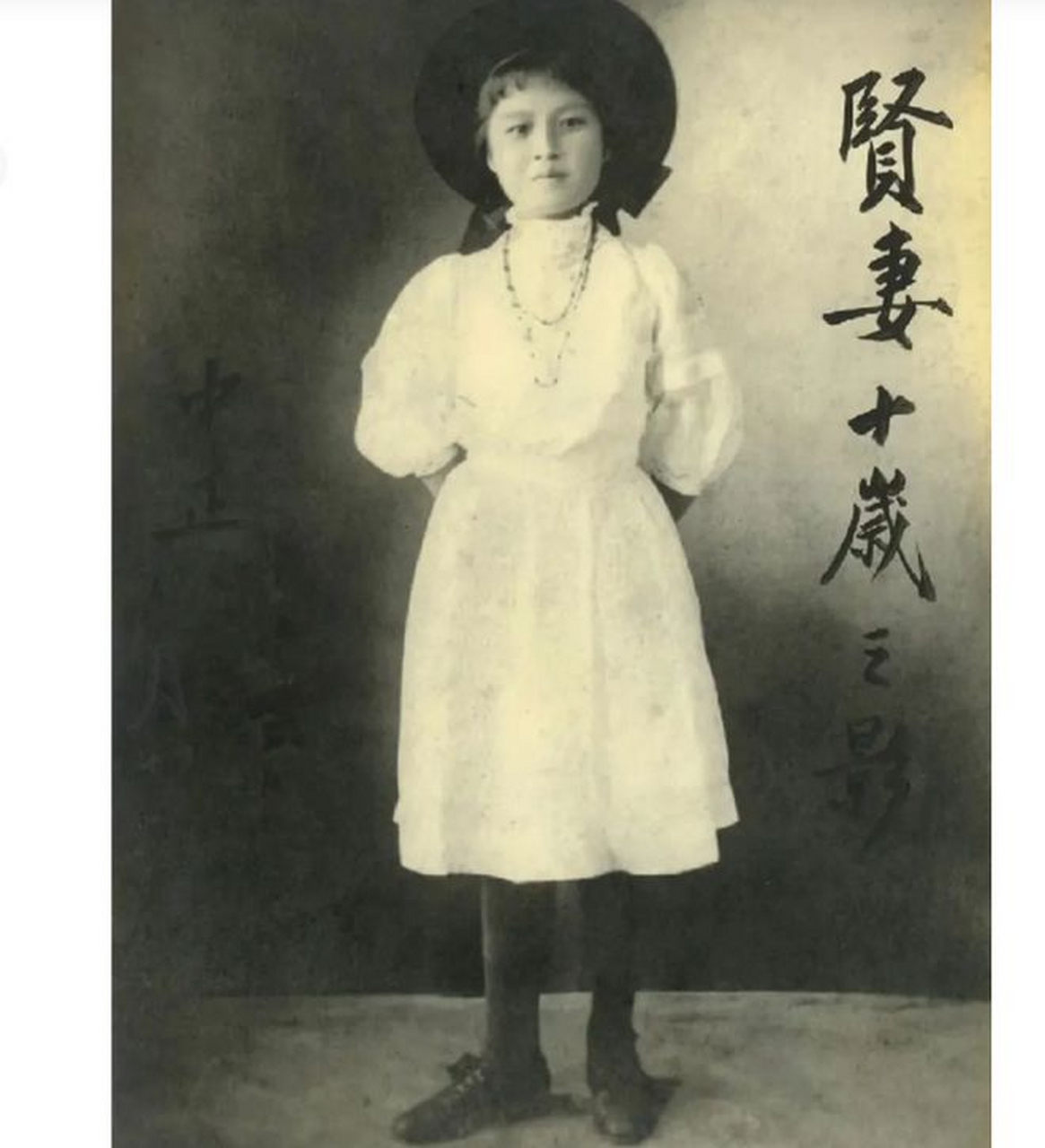 这是一张珍贵的老照片,记录了宋美龄童年的模样.