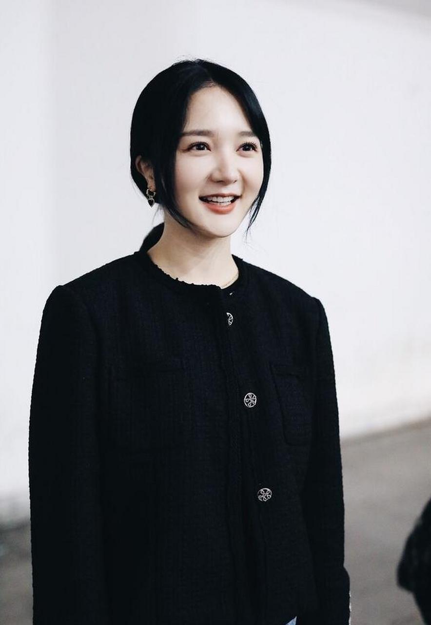 街拍:靳梦佳身穿黑色外套搭牛仔裤笑容甜美光彩照人