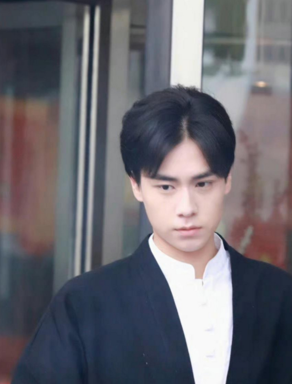 胡一天的"中分"发型,让整个人的气质都变得委婉了