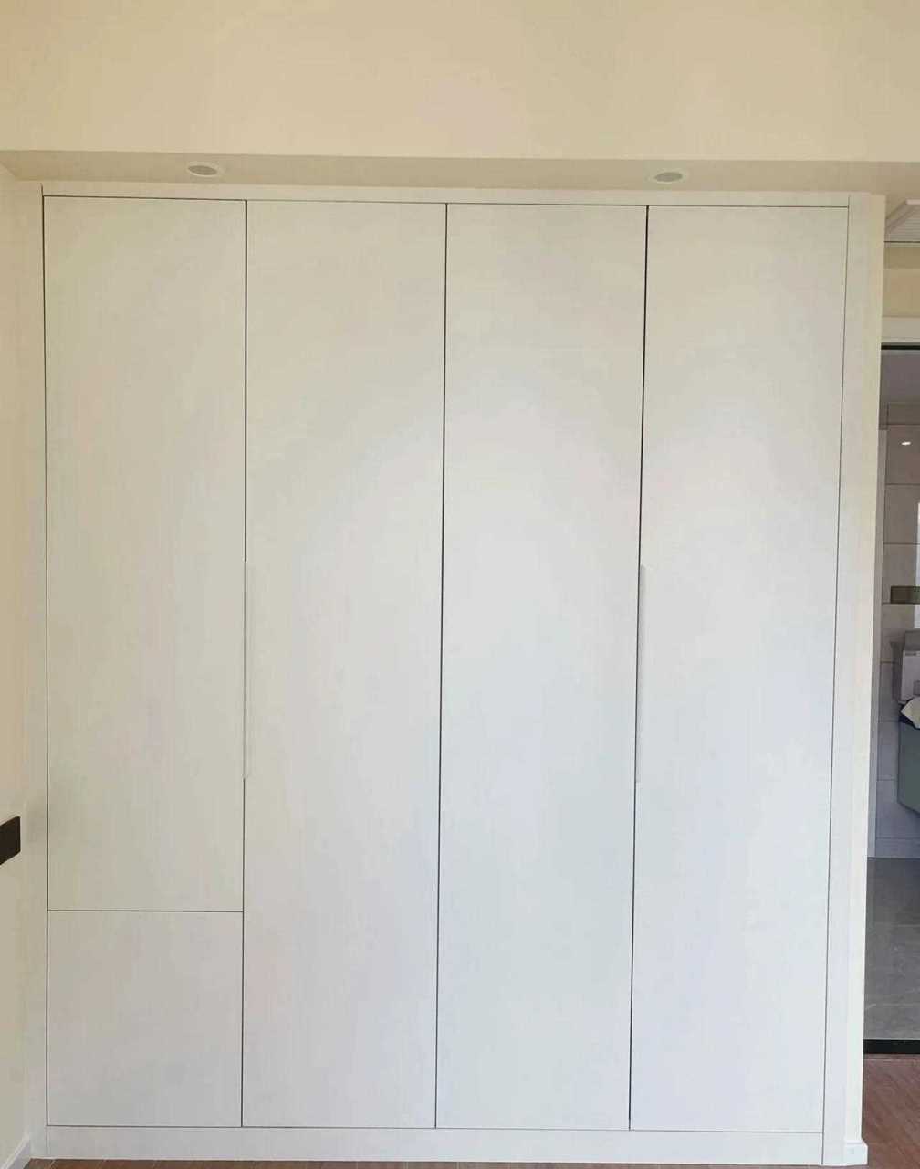 3个柜子8600兔宝宝大芯板,雾麻白的颜色,柜体门板同色,因为吊了天花