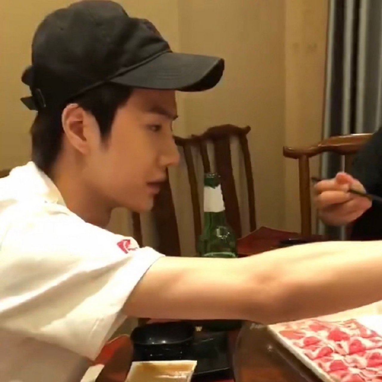 肖战王一博早期吃火锅视频#  这次晒出的早期肖战和王一博一起吃火锅