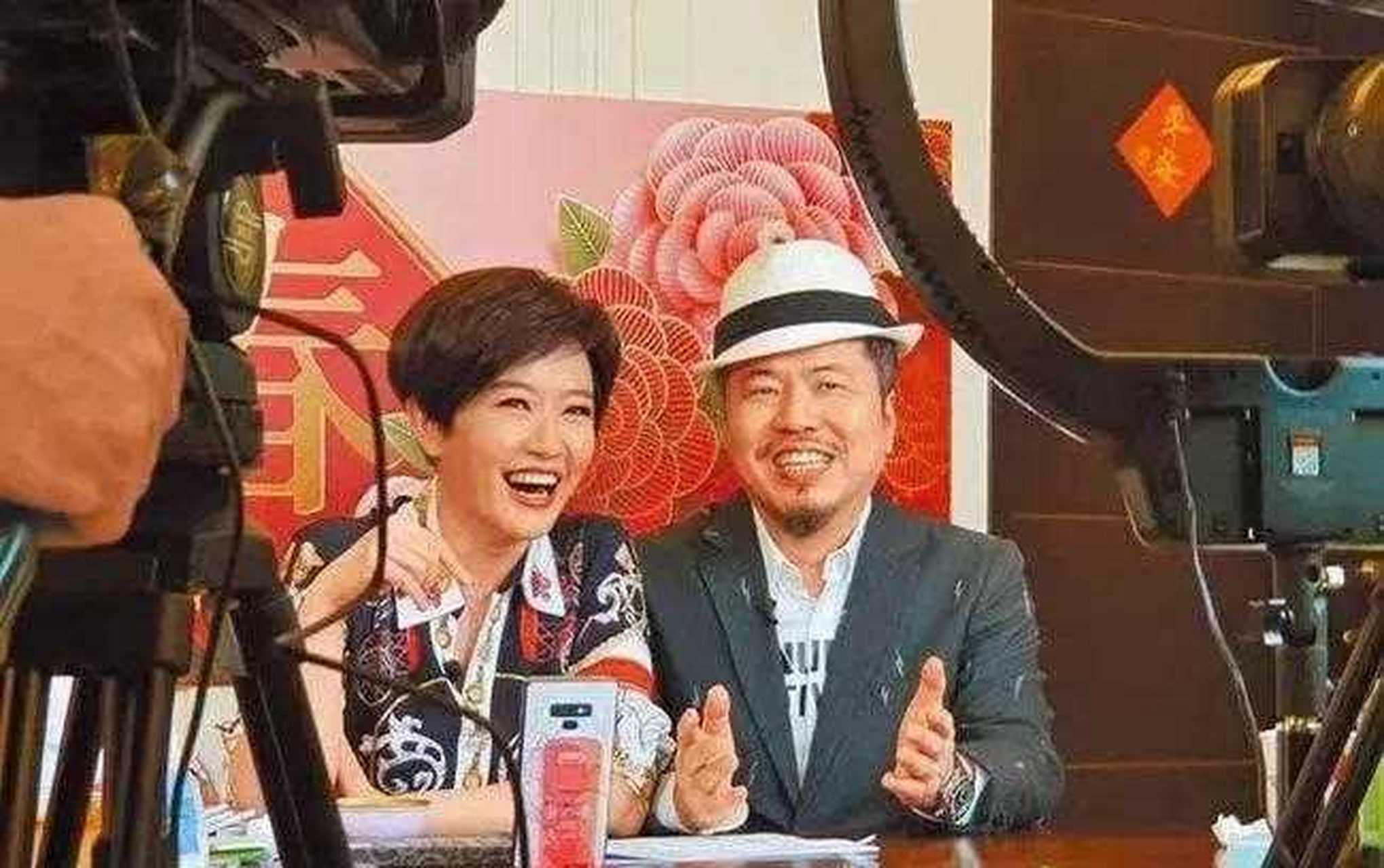 黄国伦在认识现任妻子寇乃馨之前已经结过一次婚,虽然两人感情也很好