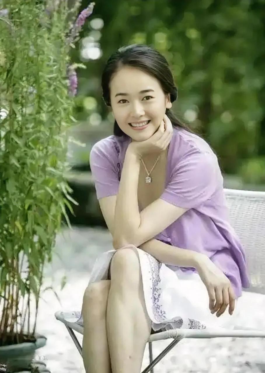 这是左小青早期的照片,颜值一点也不输章子怡,发现她从来不化浓妆