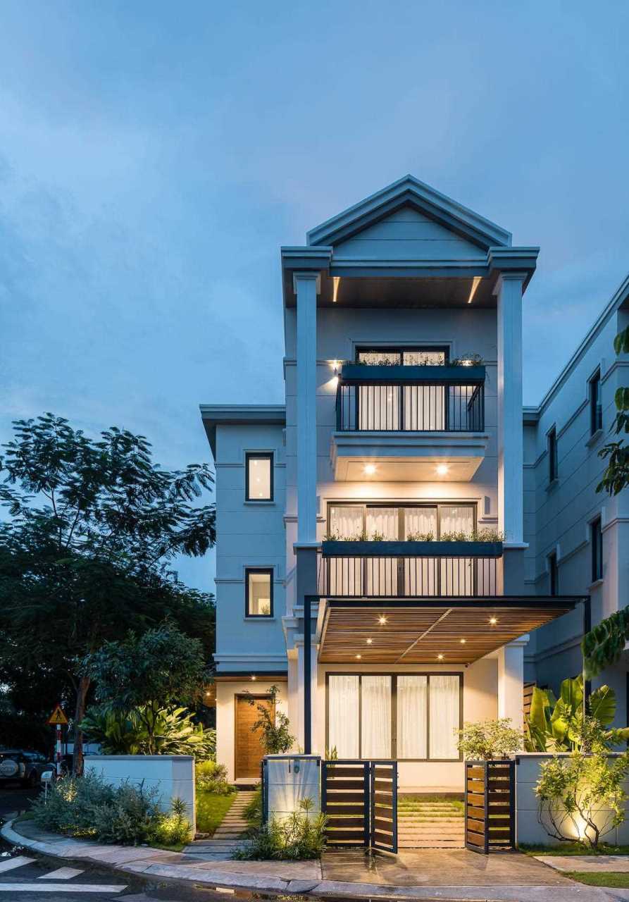 越南三层的联排别墅,有院子空间大,大户人家不过如此啦~  前门和侧面