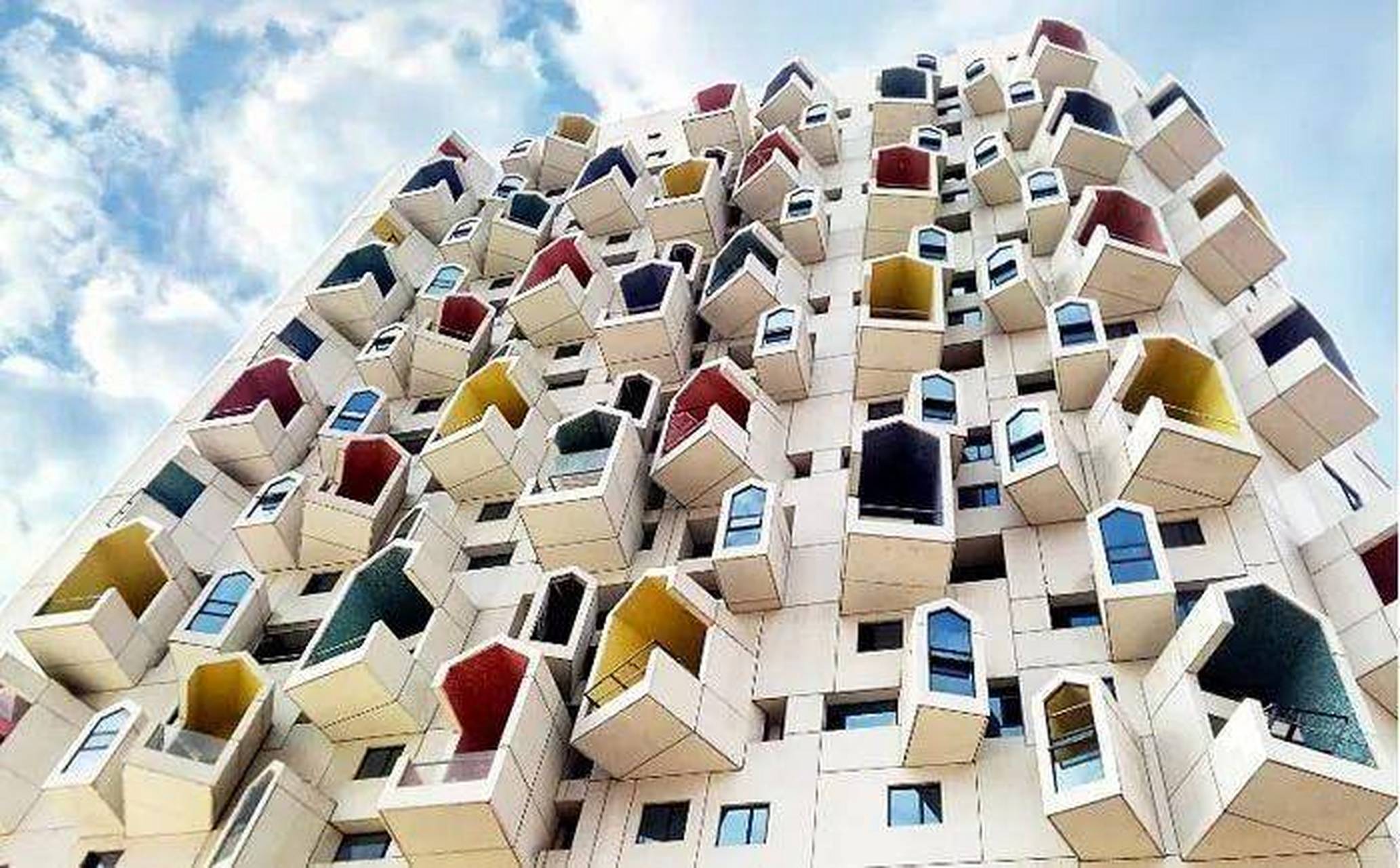 原创            唐山一座地标建筑,不少人吐槽它像"鸽子楼",然而一般