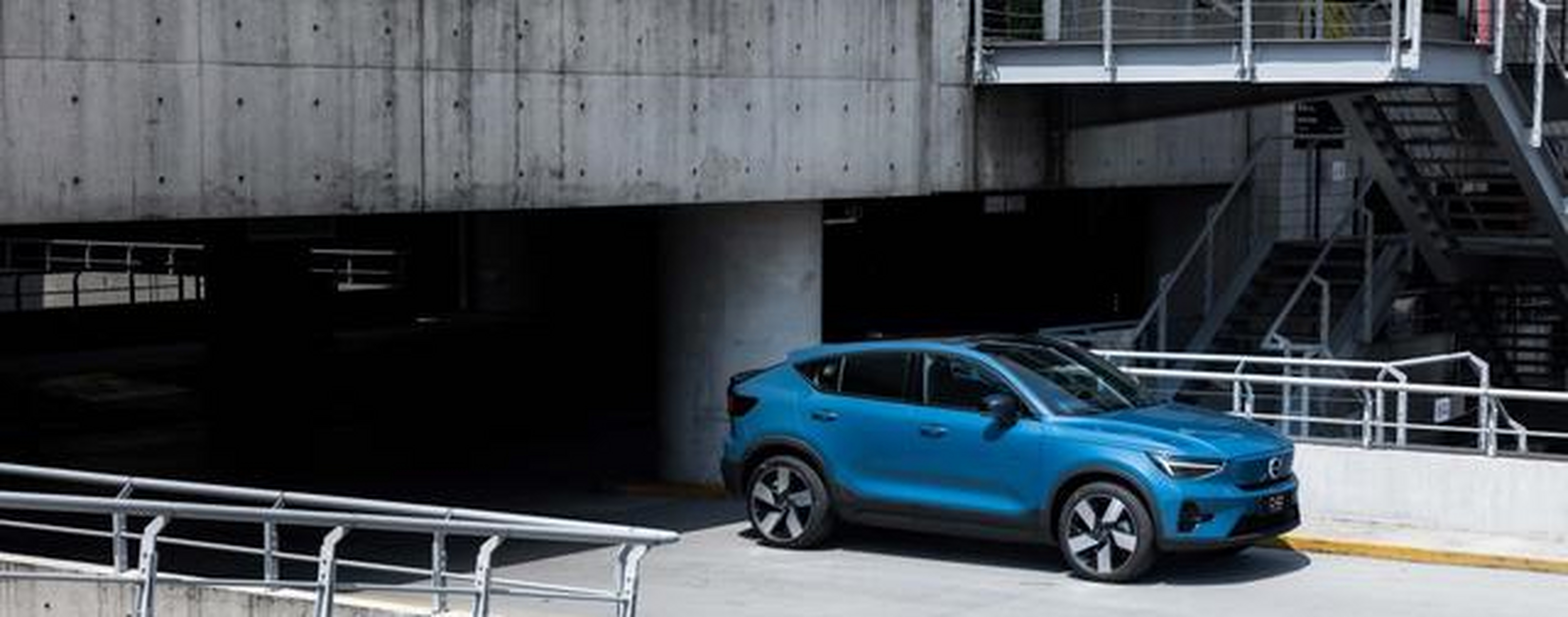 沃尔沃c40是长宽高分别为4440/1873/1591mm,轴距为2702mm.