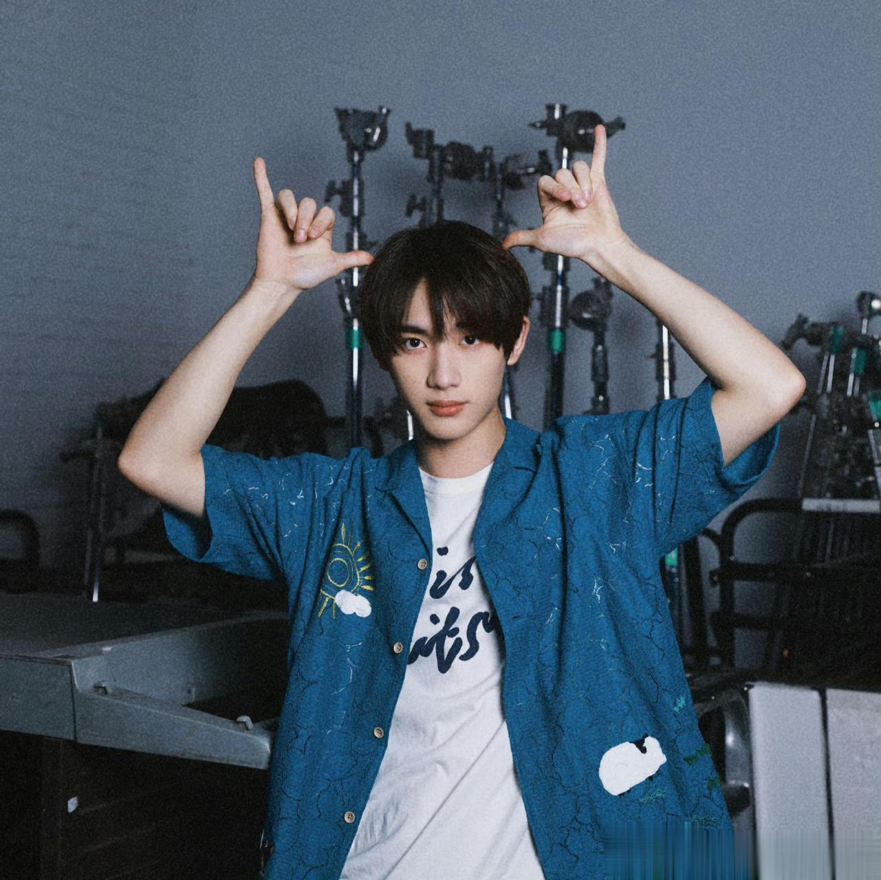 丁程鑫期末随拍怼脸比耶自拍好帅,操场下的阳光帅气男大!