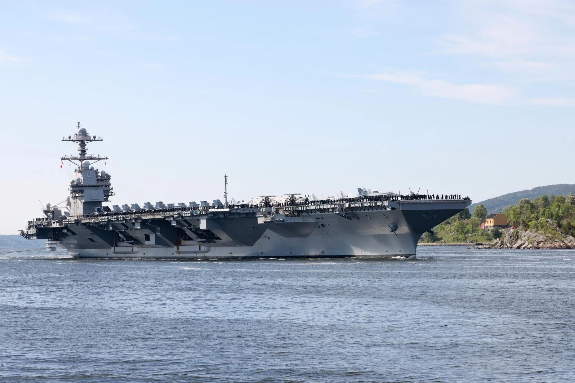 福特号航母完成首次全程部署,驶入奥斯陆峡湾.
