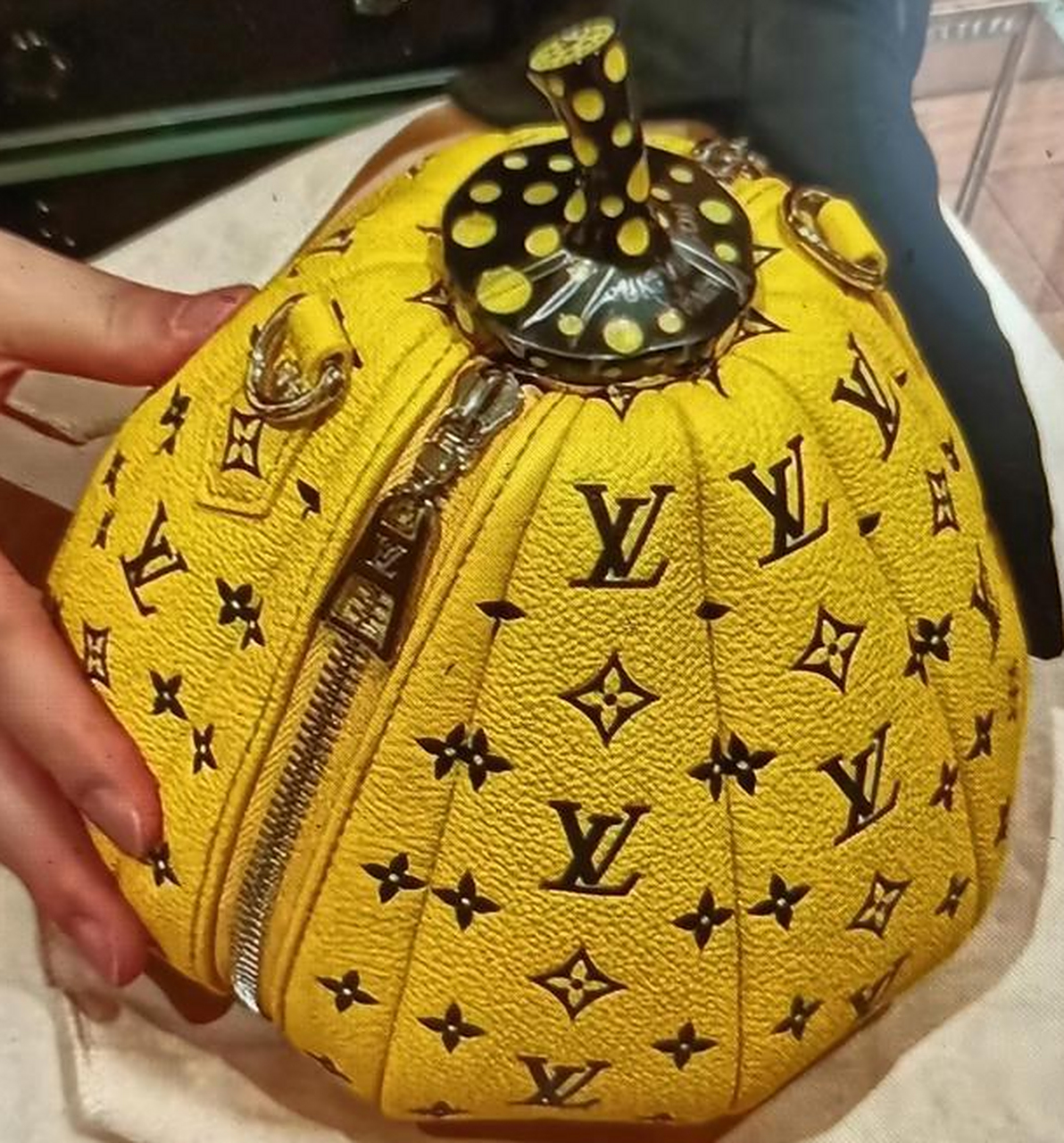 四川成都,女子花6.4万元买了一个lv南瓜包后,店家不交货