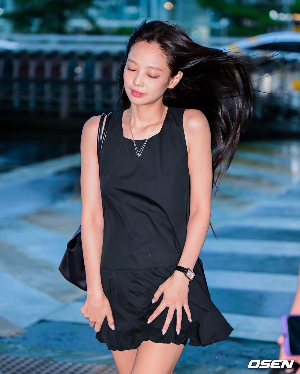 jennie今日机场街拍梦回5年前  ennie今日机场街拍简直梦回19年,几乎