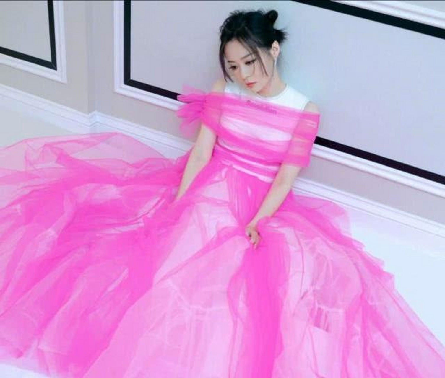 张靓颖之前在一个红毯上,就穿了一条粉红色的连衣裙