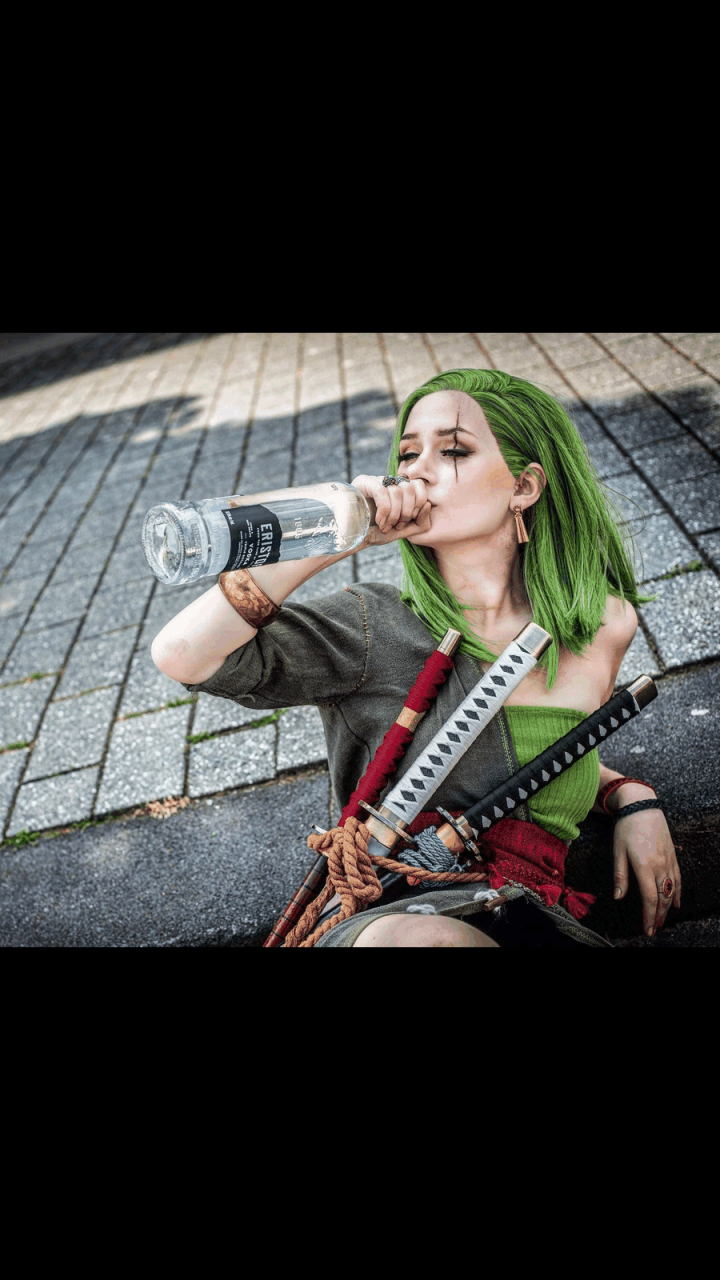 gif创作人# #海贼王# 女版索隆cosplay～绿色的头发,腰间三把刀,眼睛