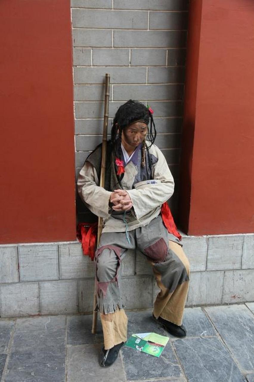 我们小区门口有一叫花子,天天都在那儿蹲点,有一天我看见咱小区的一