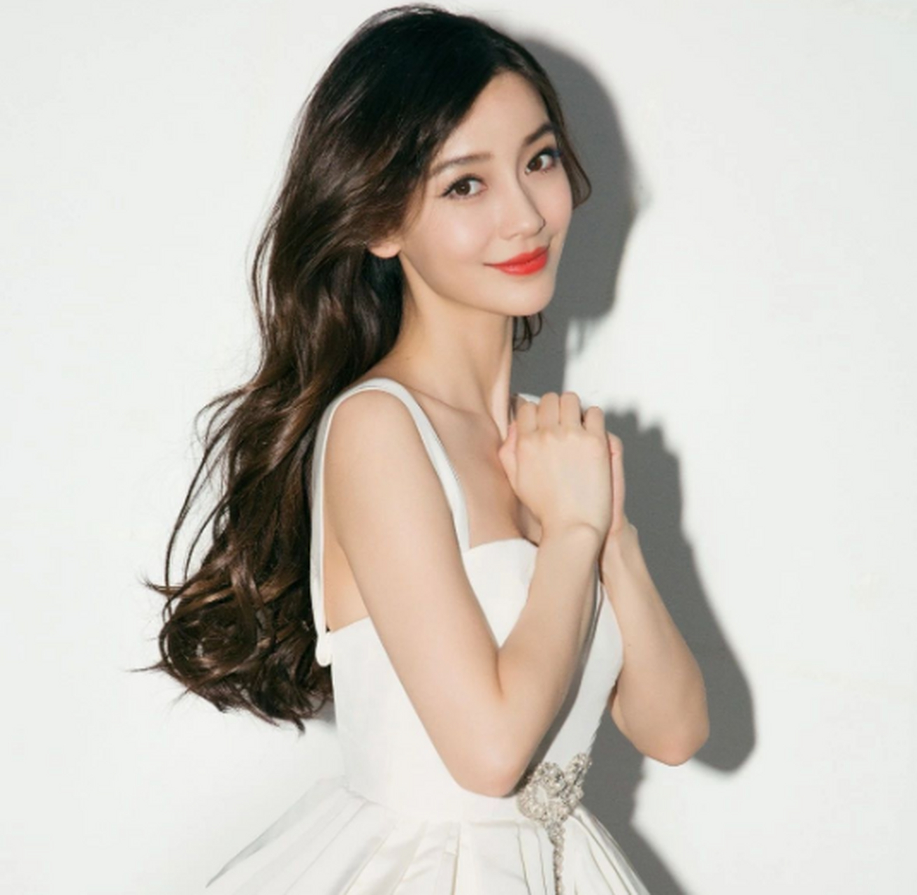 知名媒体曝光了黄晓明与杨颖的近况,两人虽然早已离婚,但却前后脚出入