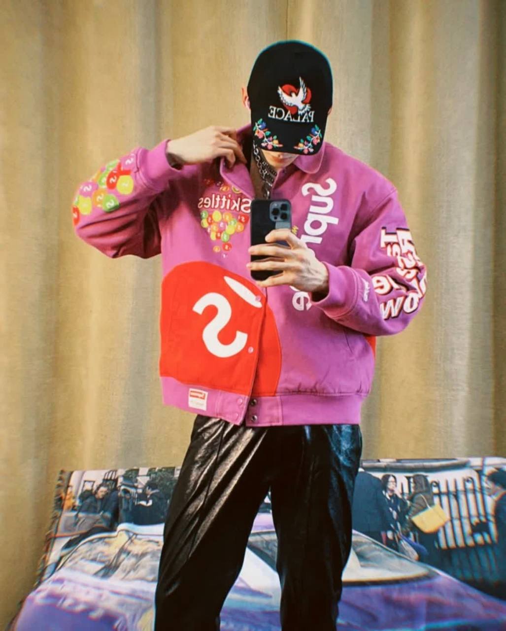 白敬亭|今天的ootd    最新动态之一,身穿玫瑰粉色九柱刺绣外套,搭配