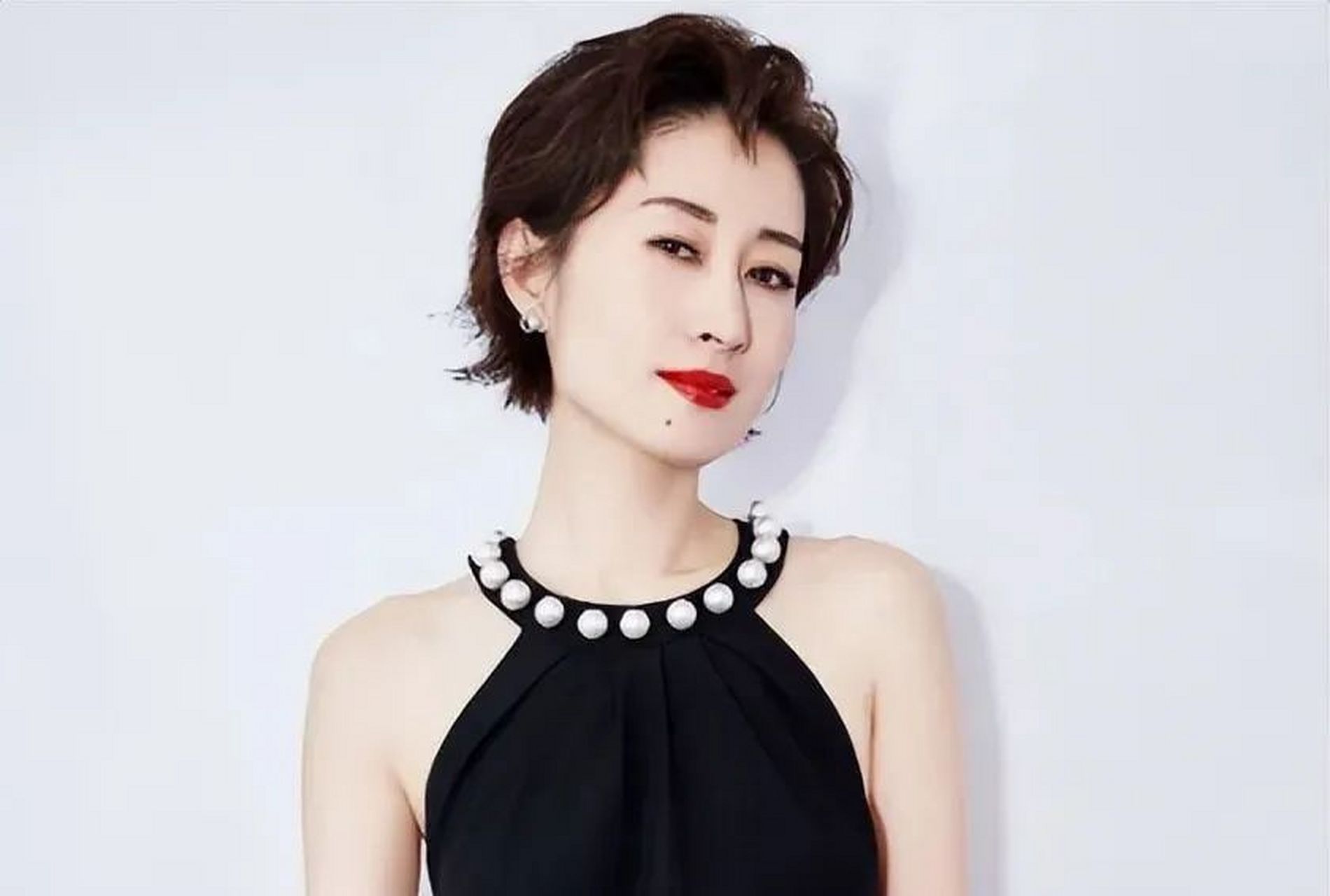 脸上有痣的女明星之刘敏涛  刘敏涛的红色高跟鞋唱出了别样的性感,而