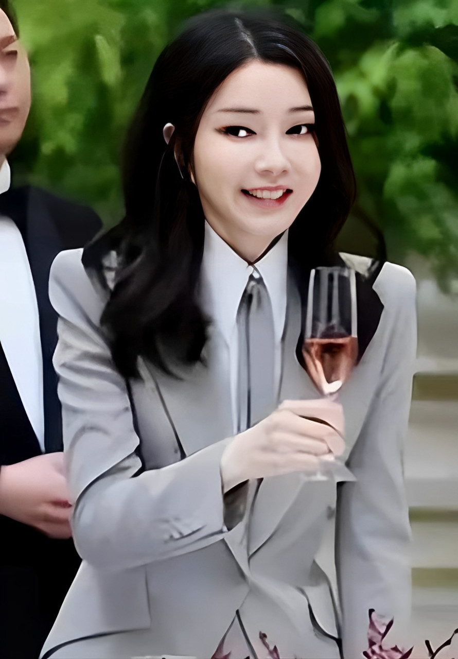 当金建熙接待他时,他把自己打扮得像少年,一个学生妹的模型,特鲁多