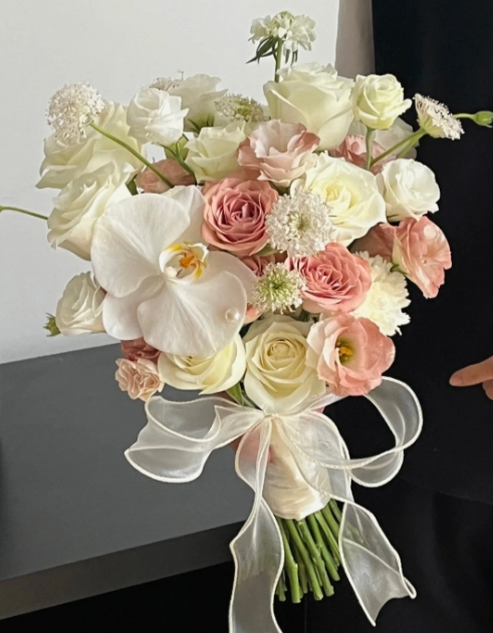 超温柔的白粉色系手捧,就像是一抹清新 这款手捧花束,选用的是