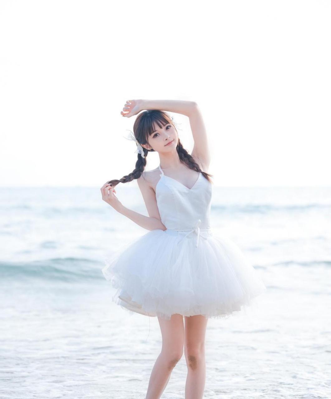 海边清纯可爱的双马尾少女唯美写真