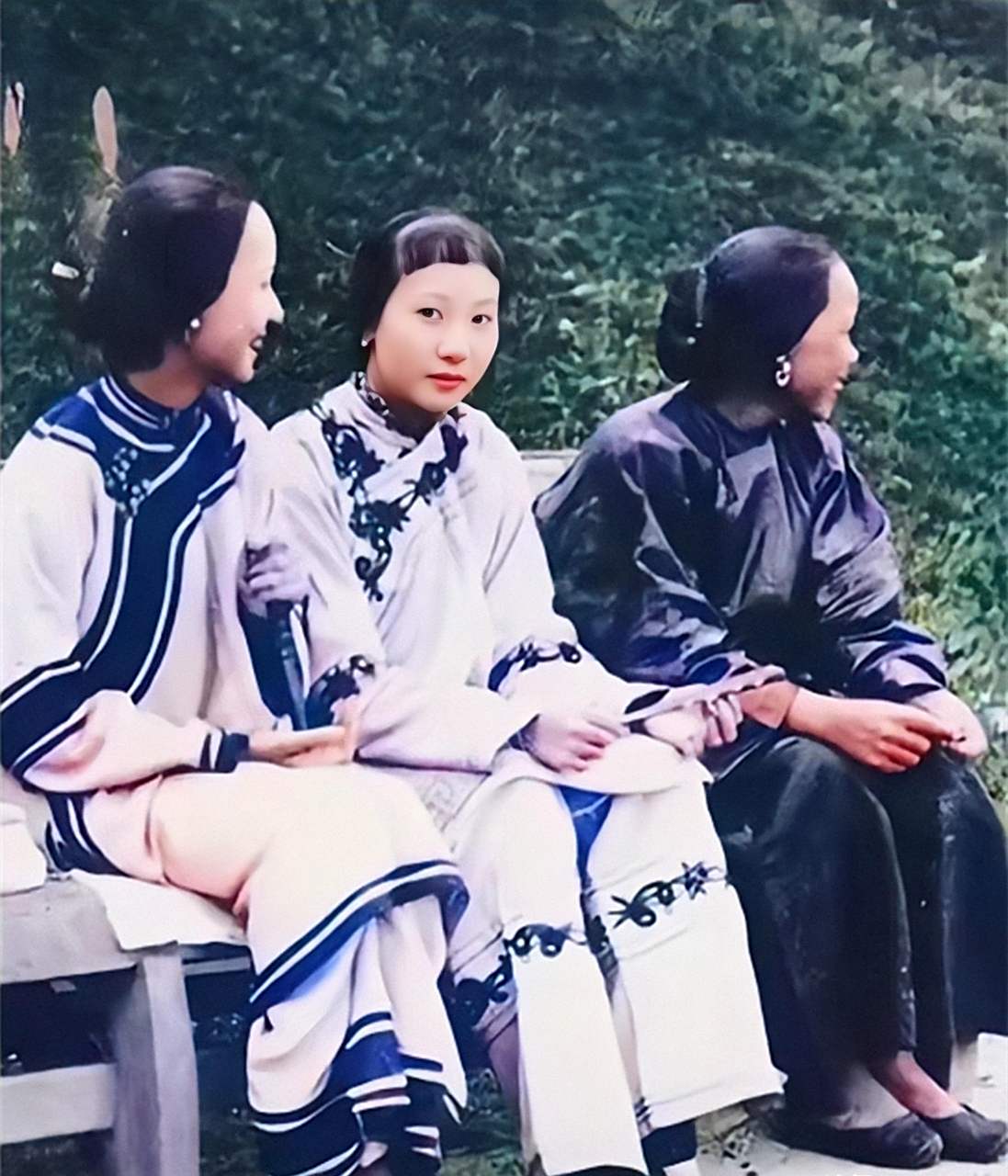 三寸金莲中少有的美女(中间),与右边的老妇人相比,年轻是她最大的资本