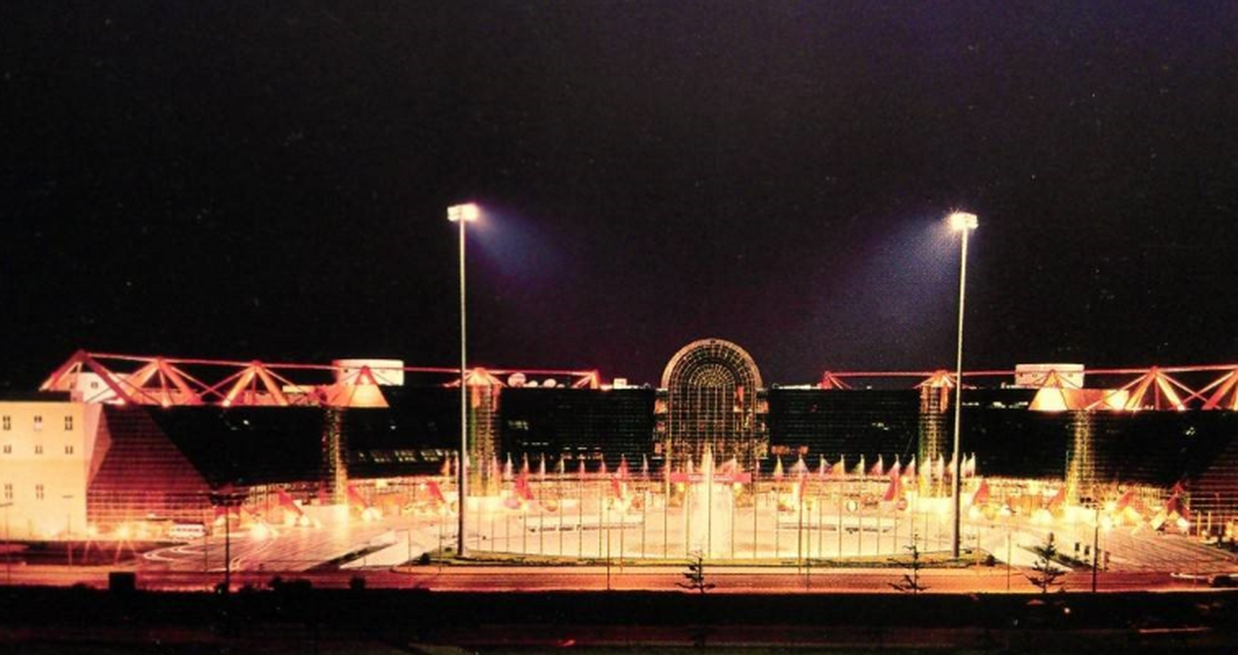 90年代,大连会展老楼,金碧辉煌.